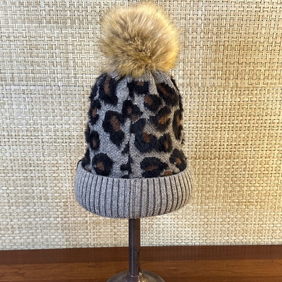 NWOT C.C Soft Gray Leopard Acrylic Faux Fur Pom Beanie OSFM - Picture 5 of 10